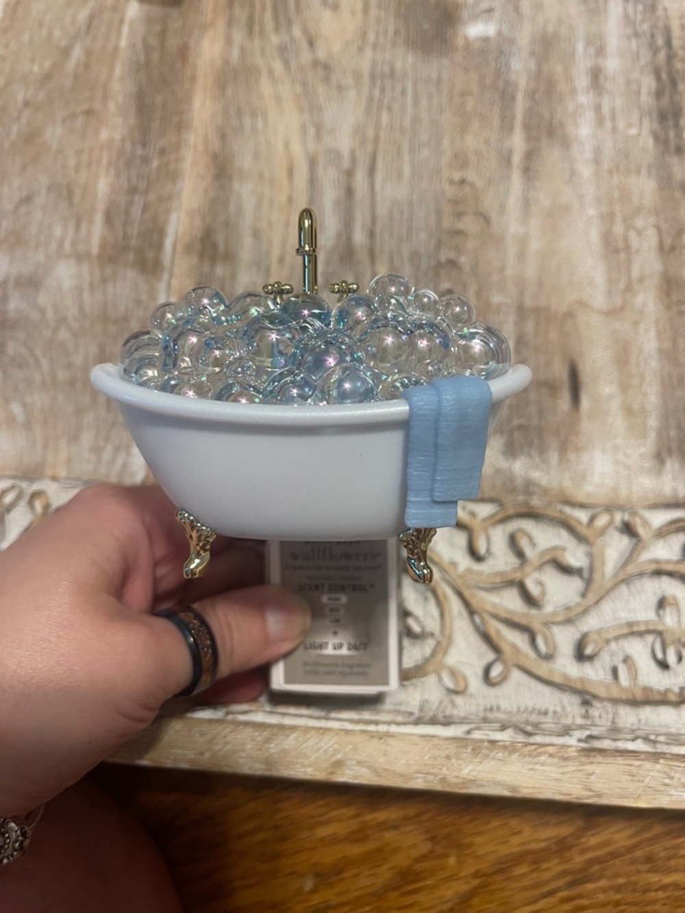 Bath & Body Works White Bathtub Night Light with Iridescent Bubbles